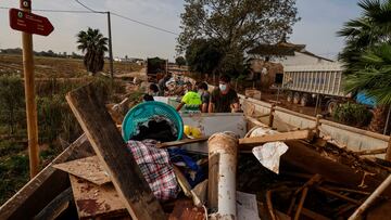 Escombros y basura recogida en un campo de cultivo tras el paso de la DANA.