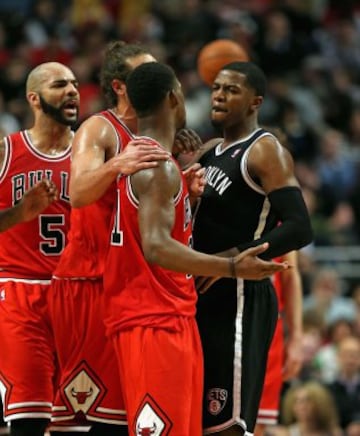 Joakim Noah y Carlos Boozer tratan de poner paz entre Jimmy Butler y Joe Johnson.