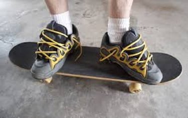 De las zapatillas anchas a las gorras de lado: 8 pruebas de que los 2000 hicieron mucho daño