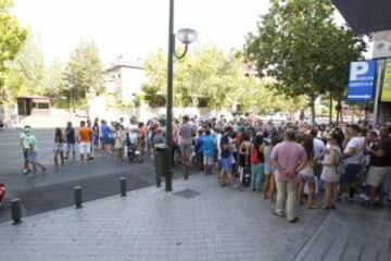 Rueda de prensa de Raúl en el estadio Santiago Bernabeu. Aficionados en los alrededores del campo.