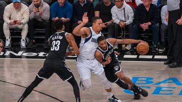 Grant Williams defiende a Mikal Bridges en el Nets-Mavericks jugado en Brooklyn.