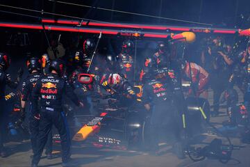 Momento en el que Verstappen baja de su coche dando por terminado su Gran Premio de Australia.