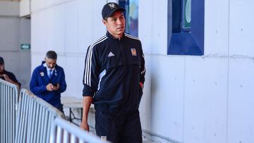 Hugo Ayala llega al estadio para un partido de los Tigres.