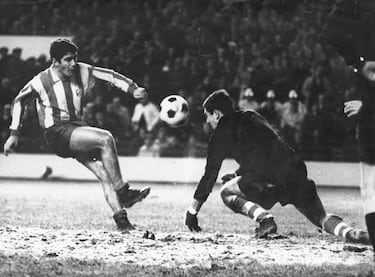 En la temporada 53/54 regresa al Atlético de Madrid, llegó a debutar pero sólo jugo cinco partidos y volvió a ser de nuevo cedido, esta vez al Murcia, en el mercado invernal de 1954,  jugaría 13 partidos como pimentonero hasta junio.