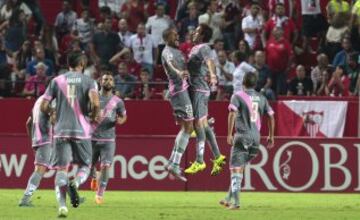 Alegría de los jugadores del Rayo Vallecano después del gol de Bebé