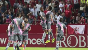 Alegr¨ªa de los jugadores del Rayo Vallecano despu¨¦s del gol de Beb¨¦