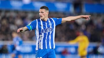 Rafa Marín, central del Alavés cedido por el Real Madrid, gesticula durante el partido contra el Barcelona.