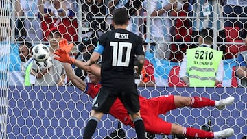 Messi, fallando su penalti frente al portero de Islandia.