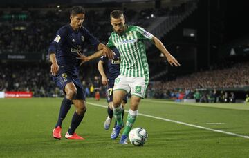 Raphaël Varane y Sergio Canales.