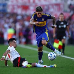Soccer Football - Argentine Primera Division - River Plate v Boca Juniors - Estadio Mas Monumental, Buenos Aires, Argentina - April 27, 2025 Boca Juniors' Carlos Palacios in action with River Plate's Maximiliano Meza REUTERS/Agustin Marcarian
