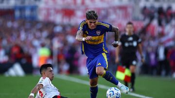 Soccer Football - Argentine Primera Division - River Plate v Boca Juniors - Estadio Mas Monumental, Buenos Aires, Argentina - April 27, 2025 Boca Juniors' Carlos Palacios in action with River Plate's Maximiliano Meza REUTERS/Agustin Marcarian