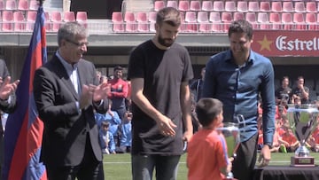 Piqué no daba crédito: ¡un niño del Barça le hizo 'la cobra!