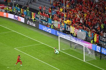 2-1. Romelu Lukaku marca de penalti el segundo gol.