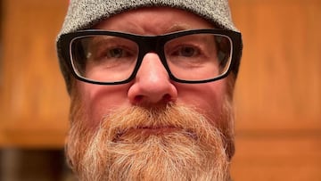 Foto de perfil del esquiador Jeremy Nobis, con barba, gafas, gorro y camisa de cuadros.