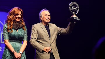 Joan Manuel Serrat, estrella de los Premios Toresky, junto a Pilar Gil, consejera delegada de AS.