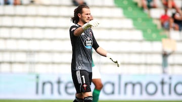Bernad debutó con el Racing de Ferrol dos años después.