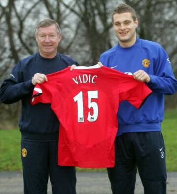 Sir Alex Ferguson posa con su fichaje de Serbia y Montenegro Nemanja Vidic.