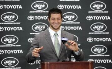 Pese a la fama, Tebow no duró en los Broncos, que le traspasaron a los New York Jets a cambio de la cuarta y la sexta rondas del draft. El coordinador de equipos especiales, Mike Westhoff, declaró que el QB sería utilizado en estos, mientras que el entrenador Rex Ryan dijo que usaría a Tebow para las jugadas ofensivas con la formación wildcat.