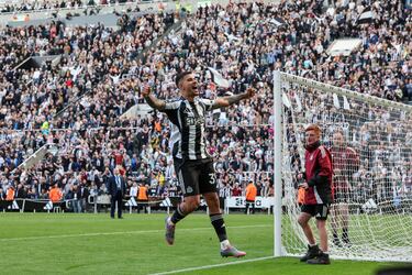 La compra fue aprobada por la Premier League tras una larga revisión sobre los vínculos del fondo con el gobierno saudí. La llegada del nuevo propietario generó expectativas inmediatas de inversión masiva en plantilla, infraestructura y ambiciones europeas. El Newcastle pasó de luchar por la permanencia a convertirse en uno de los clubes con mayor respaldo financiero del mundo. Esta operación consolidó el creciente interés de fondos soberanos en el fútbol europeo, y marcó el inicio de una nueva era en St. James’ Park.