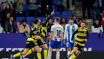 Manu Vallejo celebra el gol del empate del Zaragoza en Cornellá.