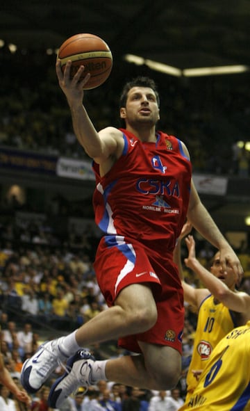 El l赤der de la generaci車n heredera de los Galis y Giannakis que devolvi車 a la glor赤a a Grecia con el oro en el Eurobasket 2005 y la plata en el Mundial 2006. Un base inteligente de dos metros, que se hizo famoso por salir desde el banquillo para cambiar los partidos. Gran competidor, un l赤der de los que hacen grande a su equipo. Sus mejores a?os los vivi車 en el CSKA de Mosc迆, donde gan車 dos Euroligas, la primera, en 2006, con la que los moscovitas pon赤an fin a una sequ赤a de 35 a?os. En 2007, elegido MVP de la Euroliga, los Lakers, los Celtics y otras franquicias se interesaron por 谷l, pero decidi車 quedarse en Europa, otro a?o en Rusia y luego al Olympiacos con contratos de 3,5 millones de euros anuales.