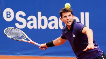 Dominic Thiem devuelve una bola durante su partido ante Daniil Medvedev en la final del Barcelona Open Banc Sabadell, el Torneo Conde de God&oacute;, de 2019.