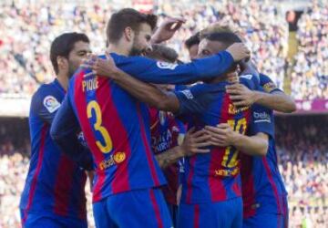 El equipo celebra el 2-0 de Rafinha. 