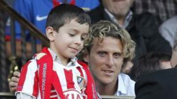 <b>AMABLE. </b>Los niños se acercaron para posar con el charrúa.