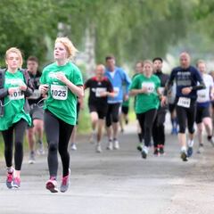Corre maratones de espaldas inspirado en una borrachera
