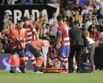 Insúa, fue retirado en camilla tras caer lesionado.