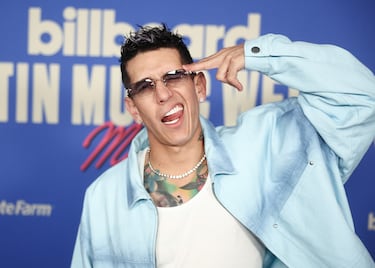 Lenny Tavárez posa en la alfombra roja de los Billboard Latin Music Week 2025 celebrados en Miami.