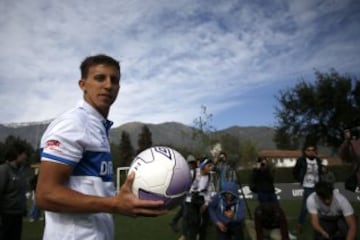 "Es lindo llegar a un club grande que pelea títulos", señaló el "Enano". La UC es el séptimo equipo de su carrera. Antes estuvo en River Plate, Málaga, Granada, Pachuca, Quilmes y AEK.