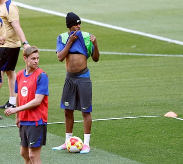 Todo parece indicar que Lamine ha cambiado de look para la final de la Copa del Rey y, en el entrenamiento previo, ha escondido su look para dar la sorpresa en el partido.