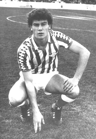 Defendió la camiseta del Betis de 1980 hasta 1987 y con el Atlético de Madrid dos temporadas 87/88 y 88/89.