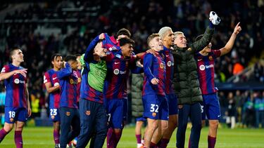 BARCELONA, 12/03/2024.- Los jugadores del FC Barcelona celebran la victoria del equipo blaugrana a la finalización del encuentro correspondiente a la vuelta de los octavos de final de la Liga de Campeones que FC Barcelona y Napoles han disputado hoy martes en el estadio Lluis Company, en Barcelona. EFE / Siu Wu.
