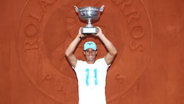 Rafa Nadal con el trofeo de campe&oacute;n de Roland Garros.