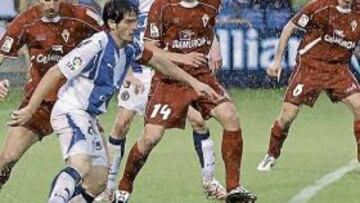 <b>DEMASIADA AGUA EN ZORRILLA.</b> Los jugadores del Valladolid y del Murcia tuvieron que jugar en un césped repleto de charcos y bajo una intensa lluvia.