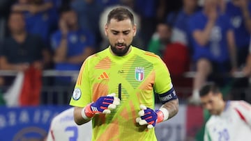 Gelsenkrichen (Germany), 20/06/2024.- Italy goalkeeper Gianluigi Donnarumma walks after losing the UEFA EURO 2024 group B soccer match between Spain and Italy, in Gelsenkirchen, Germany, 20 June 2024. (Alemania, Italia, España) EFE/EPA/CHRISTOPHER NEUNDORF