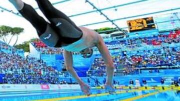 <b>HACIA LA CAÍDA. </b>Phelps salta al agua en la final de 200 m libre.