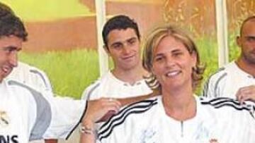 <b>EMOCIONADA. </b>María José García-Pelayo disfrutó con los madridistas y recibió una camiseta como regalo.