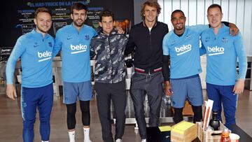 Gerard Piqué posa junto a Dominic Thiem, Alexander Zverev, Ivan Rakitic y Marc André Ter Stegen durante una visita de los tenistas a la Ciudad Deportiva del F.C. Barcelona.