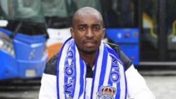 <b>PASADO Y PRESENTE. </b>Desmarets posa junto a un autobús urbano.