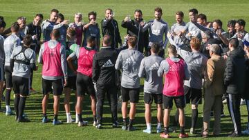 Los jugadores del C&aacute;diz brindan en el entrenamiento.