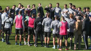 Los jugadores del Cádiz brindan en el entrenamiento.