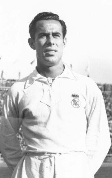 Jug¨® en el Real Madrid desde 1947 a 1955 y en Las Palmas las temporadas 1955-56 y 1956-57.