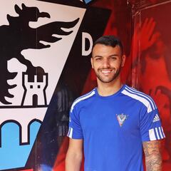 Álex Martín refuerza el centro de la zaga del Mirandés