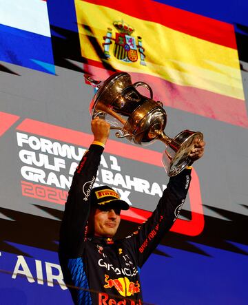 El piloto neerlandés Max Verstappen celebra la victoria en el Gran Premio de Bahréin. 