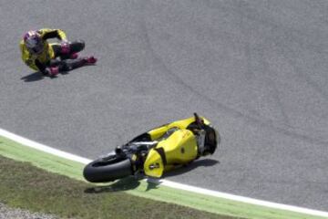 Caída del piloto español Luis Salom, del equipo Páginas Amarillas HP40, 
durante la carrera de Moto2.