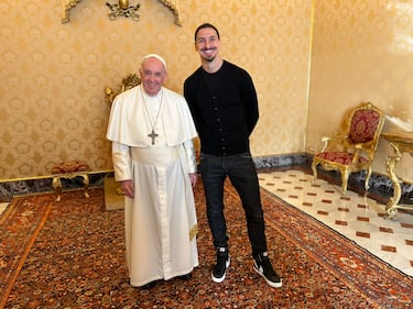 El Papa con Zlatan Ibrahimovic. El futbolista sueco visitó al Sumo Pontífice cuando se retiró del fútbol en 2021.
