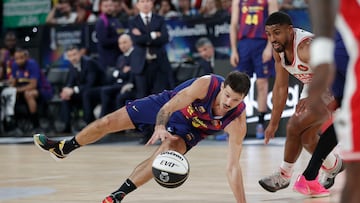 El base argentino del Barça Nicolás Laprovittola (i) intenta controlar el balón junto a David Dejulius, de UCAM Murcia, en el partido de cuartos de final de la Copa del Rey de baloncesto que Barça y UCAM Murcia disputan este viernes en el Roig Arena, en Valencia.